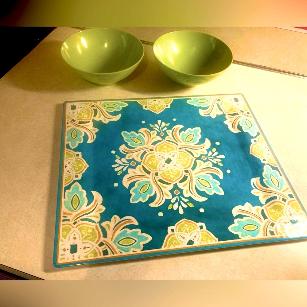 Le Cadeaux melamine tray/charger + 2 Bed Bath bowls